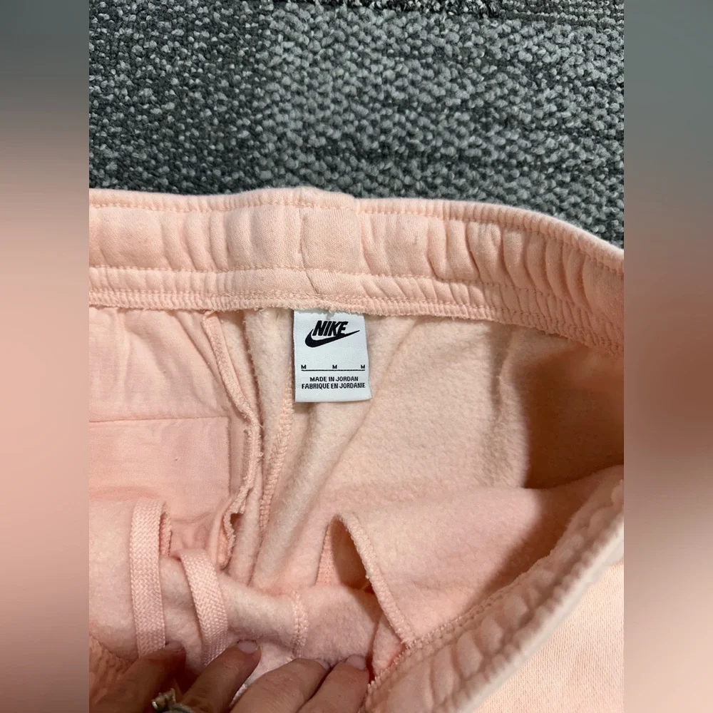 NWOT! Nike Club Sweatpants Peach Size-M - Picture 4 of 5